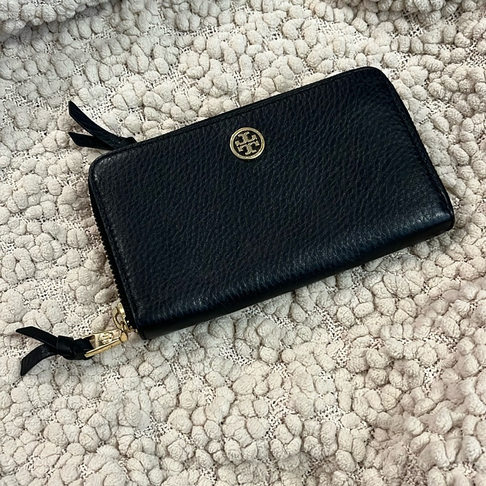 Tory Burch black wallet - great condition.